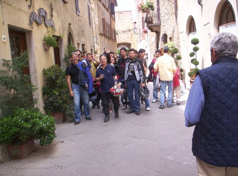 49.JPG - Pienza è probabilmente il centro più rinomato e di maggiore importanza artistica di tutta la Val d'Orcia. Il centro storico è stato dichiarato dall'UNESCO patrimonio dell'umanità nel 1996...