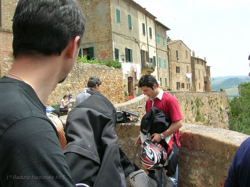 51.JPG - Pienza è tra le Città decorate al Valor Militare per la Guerra di Liberazione perché è stata insignita della Medaglia d'Argento al Valor Militare per i sacrifici delle sue popolazioni e per la sua attività nella lotta partigiana durante la seconda guerra mondiale. Per la bellezza del suo centro storico rinascimentale nel 1996 Pienza è entrata a far parte dei Patrimoni naturali, artistici, culturali dell'UNESCO, seguita poi nel 2004 dalla stessa zona valliva in cui sorge: la Val d'Orcia.