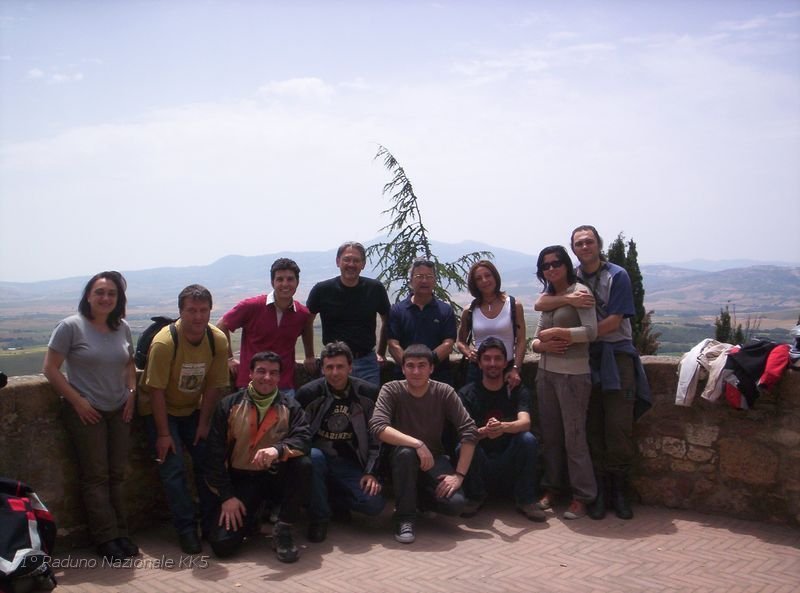 53.JPG - Foto di Gruppo con alle spalle la bellissima Val D'Orcia.