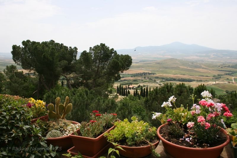 55.JPG - La Val d'Orcia è un'ampia valle situata in Toscana, nella provincia di Siena ed in parte in quella di Grosseto, a nord ed est del monte Amiata e vicina al confine con l'Umbria.