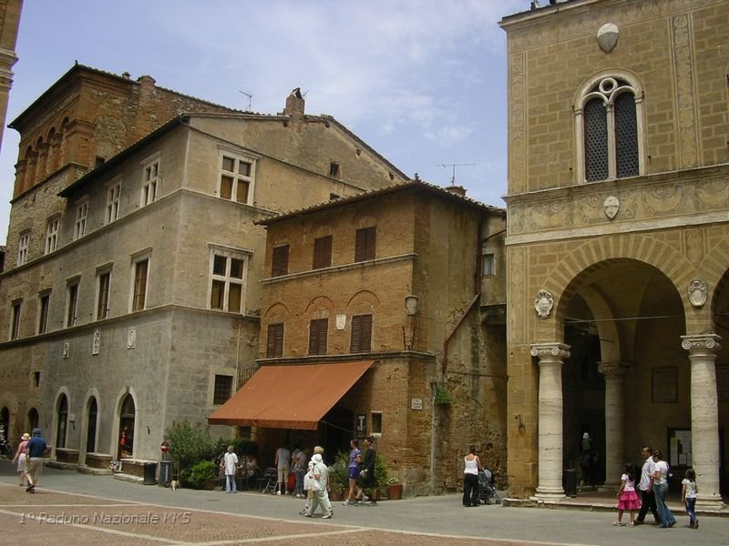 60.JPG - Gran parte del rilevante patrimonio storico-artistico di Pienza si concentra nella suggestiva piazza dedicata al pontefice Pio II, personalità che tanto ha dato alla cittadina, cercando di farne la sua "città ideale" del Rinascimento.