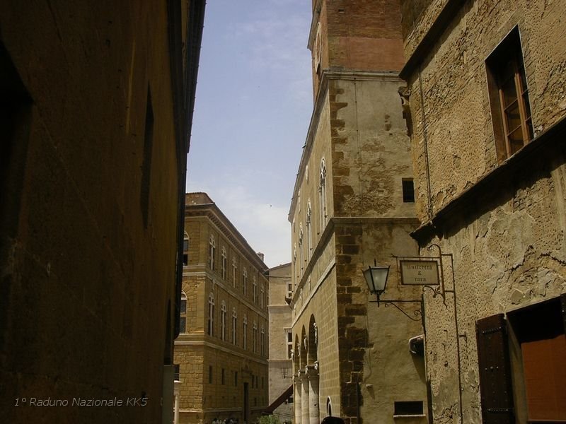 62.JPG -  Il Romitorio è un complesso di locali scavati nell'arenaria da monaci eremiti e si trova nei pressi di Pienza. Curiosa, in una grotta, è la scultura di una Madonna con sei dita.