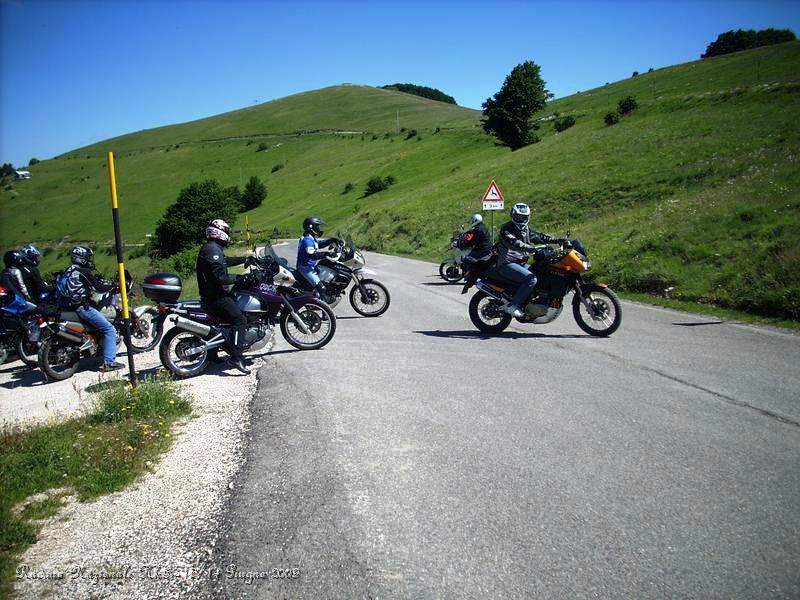 DSCN5908.JPG - Ovviamente siamo nel Parco Nazionale dei Monti Sibillini. La leggenda vuole che nell'antro della Sibilla, posto sull'omonimo monte, vivesse " l'illustre profetessa che raro i suoi segreti altrui rivela ". Negromanti e cavalieri erranti, giungevano, da tutta Europa, dopo viaggi estenuanti nella speranza di carpire un oracolo alla Sibilla. Gli Organizzatori Luca, Pino, Luciano e Filippo, non potevano scegliere un posto migliore per il Gruppo dei Kleisti.
