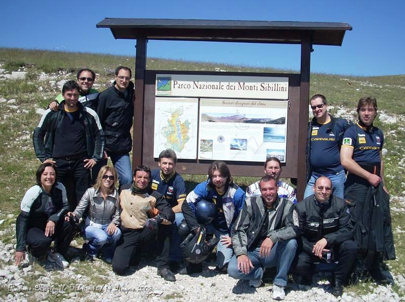 DSCN5914.JPG -  Il Parco Nazionale dei Monti Sibillini è situato su una catena montuosa che si erge nel cuore dell'Italia fino a raggiungere, con il M. Vettore i 2.476 m. E' qui, nel regno della mitica Sibilla che nel 1993 è nato il Parco Nazionale Monti Sibillini (oltre 70.000 ha) con lo scopo di salvaguardare l'ambiente, promuovere uno sviluppo socio-economico sostenibile e favorire la fruizione ad ogni categoria di persone sì da creare un "Parco per tutti". Lupo, aquila reale, falco pellegrino e numerose specie endemiche sono i segni più evidenti di una diversità e di una ricchezza biologica che, unitamente al fascino delle abbazie e dei centri storici medioevali, disseminati a guisa di corona alle falde del gruppo montuoso, hanno contribuito a determinare un mondo antico e suggestivo dove il tempo sembra, ancora oggi, essersi fermato per rendere omaggio a una realtà di così straordinaria bellezza.