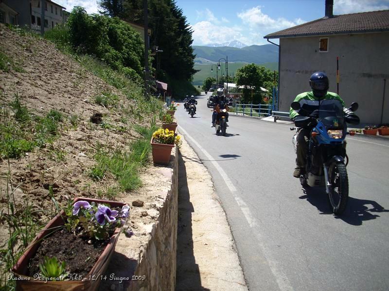 DSCN5915.JPG - Stiamo entrando a Castelluccio di Norcia, Il paese della fioritura, nel cuore del Parco Nazionale dei Monti Sibillini, un posto dove favole, leggende, tradizioni e realtà si fondono con la natura in una suggestione unica e irripetibile.