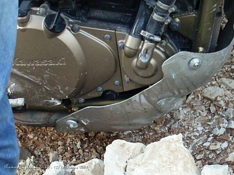 DSCN6013.JPG - ...il problema è che ai lati del solco ci sono le pietre che urtano contro la base della pompa dell'acqua e l'oblò dell'olio, in pratica la sfortuna vuole che si sfonda il carterino della pompa dell'acqua e si lesiona pure il vetro del controllo visivo dell'olio...